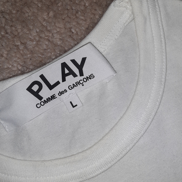 MEN'S COMME DES GARCONS PLAY - HALF POLKA DOT TSHIRT - Picture 2 of 8